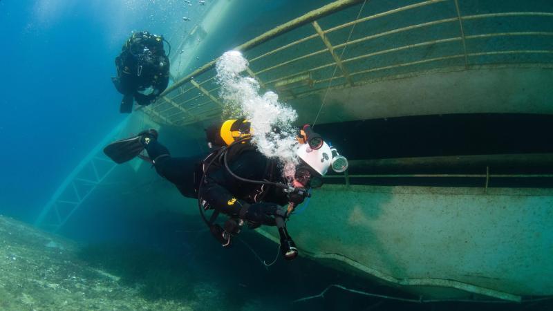 Taucher erkunden Wrack der Costa Concordia