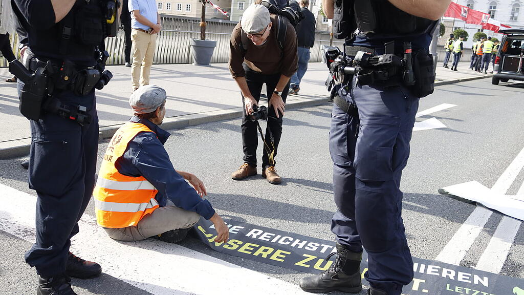 Polizei l\u00f6st Klebe-Aktion auf