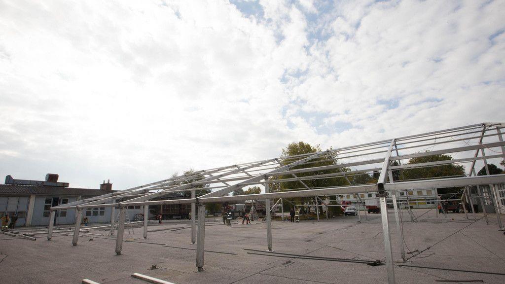 Zelte für Flüchtlinge in alter Autobahnmeisterei