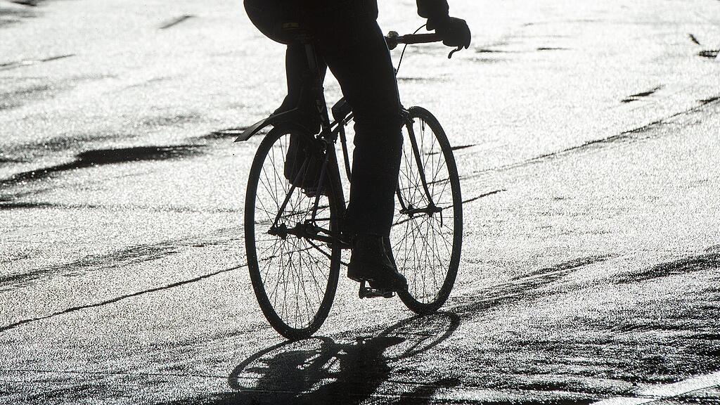Der Radfahrer hat sich bei dem Unfall schwer verletzt. (Symbolbild)