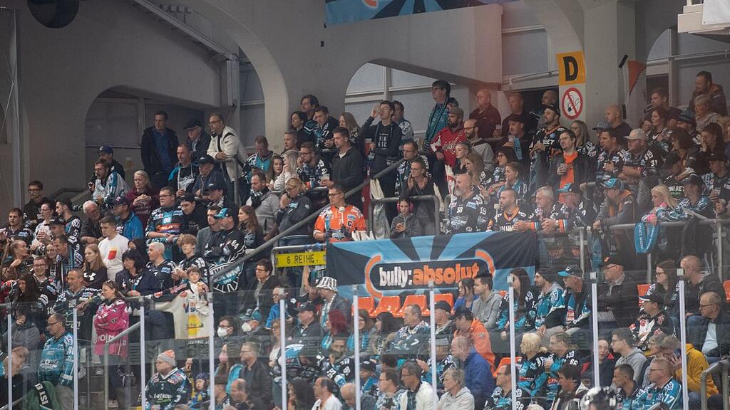 Eishockey: Liga-Auftakt - Black Wings Linz vs. RB Salzburg