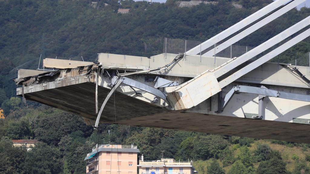 Autobahnbr\u00fccke st\u00fcrzt in Genua ein II