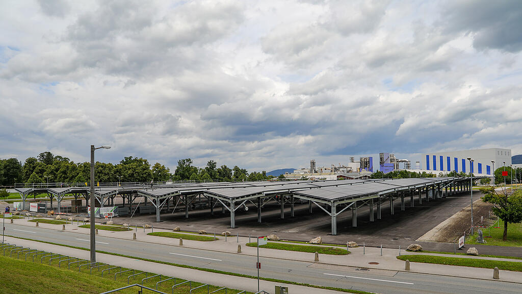 Photovoltaik-Carport-Anlage vor Red-Bull-Arena
