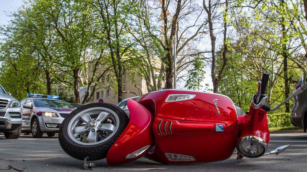 Schwarzstraße: Roller vs. Pkw