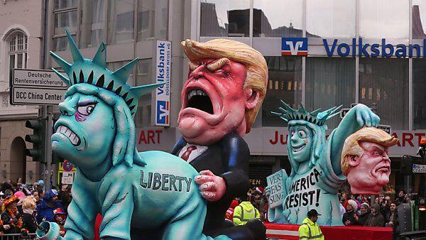 Trump-Masken beim Umzug in Düsseldorf