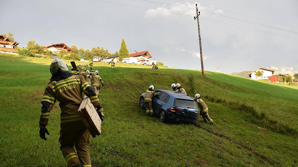 Auto rollt in Abtenau über steile Wiese