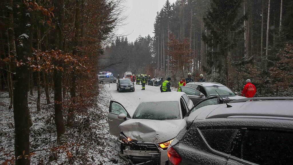 Sechs Menschen wurden bei dem Unfall verletzt.