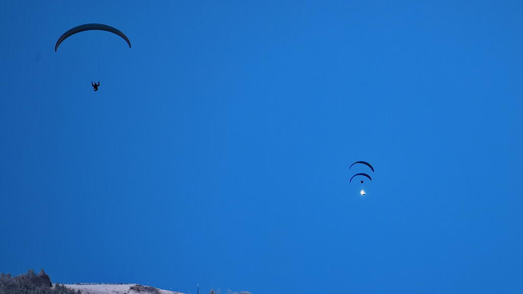 Paragleiter über der Festung