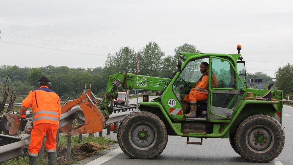 Aufräumarbeiten an der A8