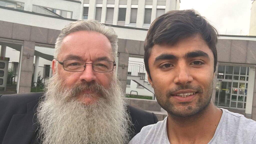 Ali W. mit seinem Unterstützer Bernhard Jenny.