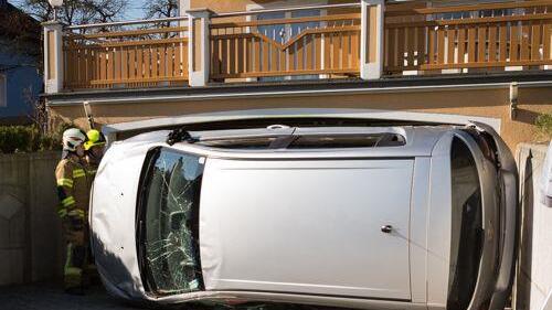 Auto stürzt von Grageneinfahrt