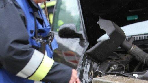 Pkw prallt in Betonleitwand