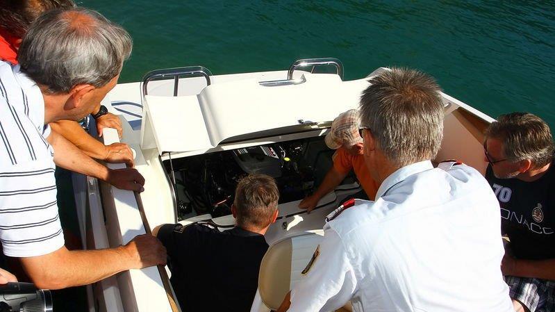 Polizeiboot im Wasser