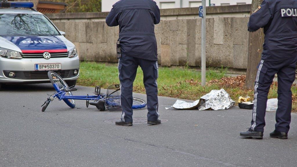 Fahrradfahrer kollidiert mit Pkw in der Stadt Salzburg: Schwer verletzt