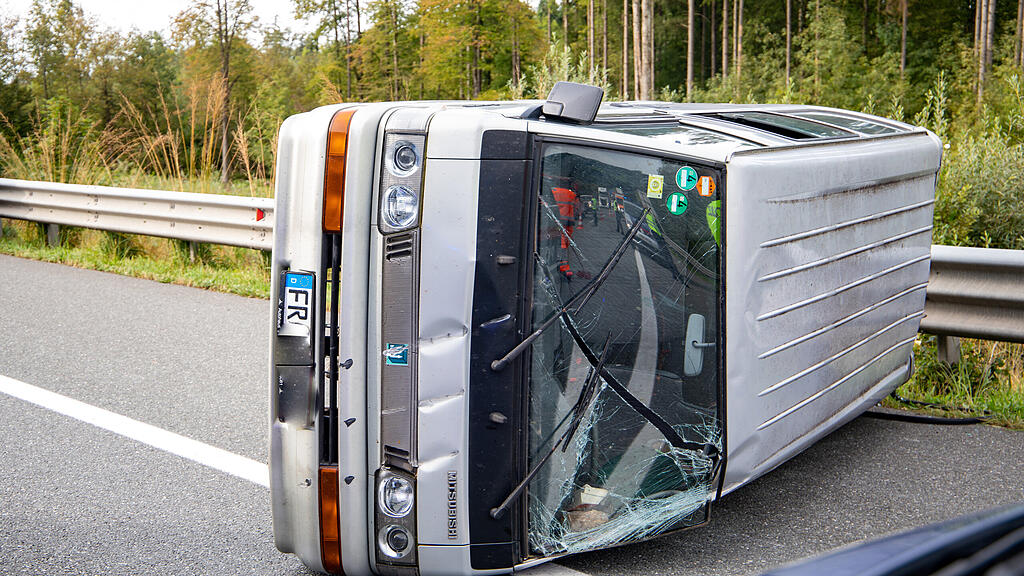 Verkehrsunfall A10 Puch: Kleinbus umgestürzt