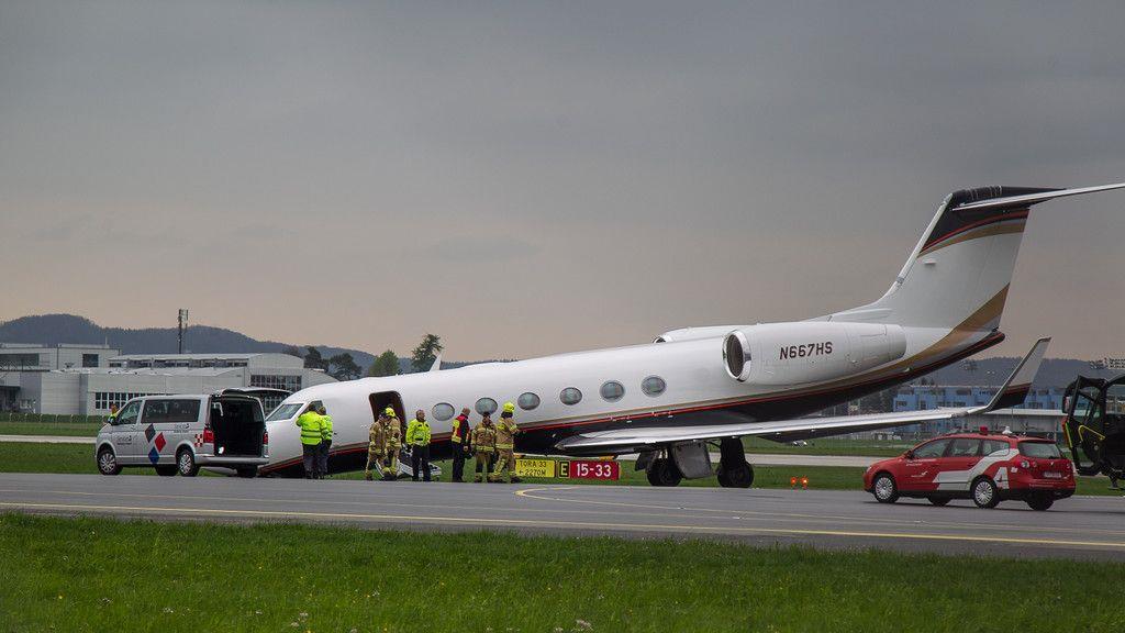 Salzburg Airport: Flugzeugfahrwerk knickt nach Rücklandung ein