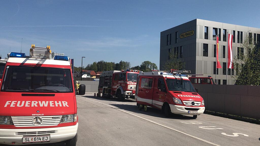 Die Einsatzkräfte bei Palfinger in Bergheim.