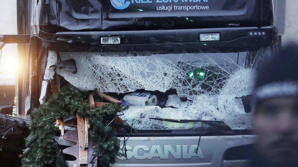 Lkw rast in Weihnachtsmarkt: Spurensicherung