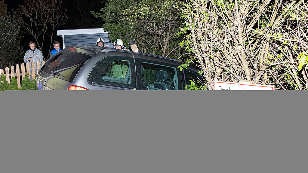 Auto rollt in Enns