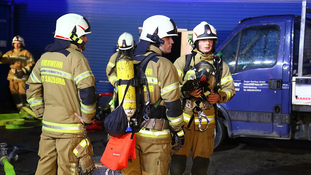 Feuerwehr-\u00dcbung: Brand in Salzburger Lager