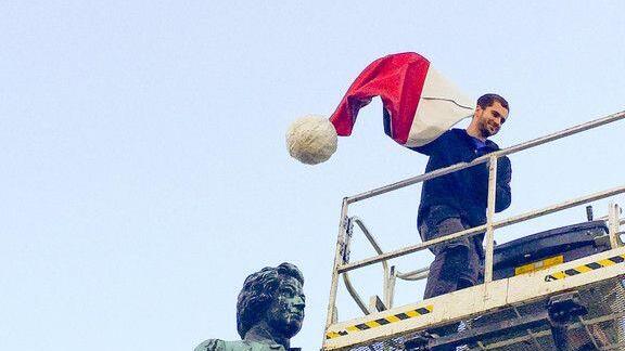 Mozartstatue als Weihnachtsmann