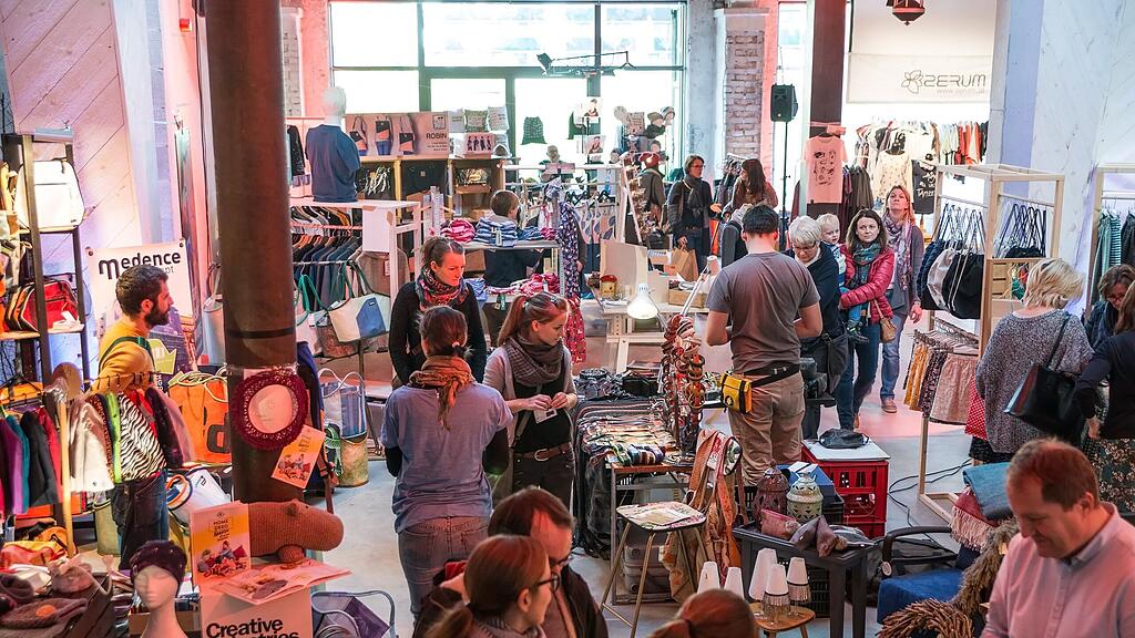 Zahlreiche Besucher in der Panzerhalle beim Kunst- und Designmarkt.