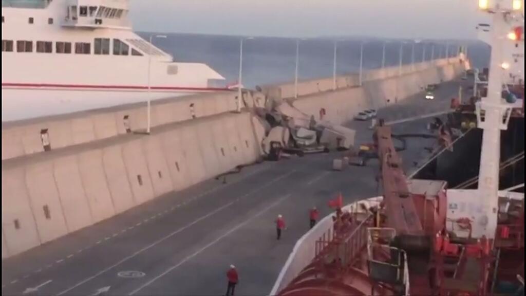 Die Fähre hatte am Freitagabend im Hafen der Inselhauptstadt Las Palmas eine Betonmole gerammt und stark beschädigt.
