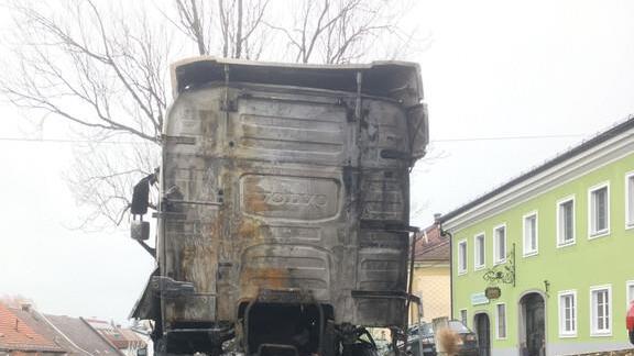 Frankenmarkt: Lkw in Flammen