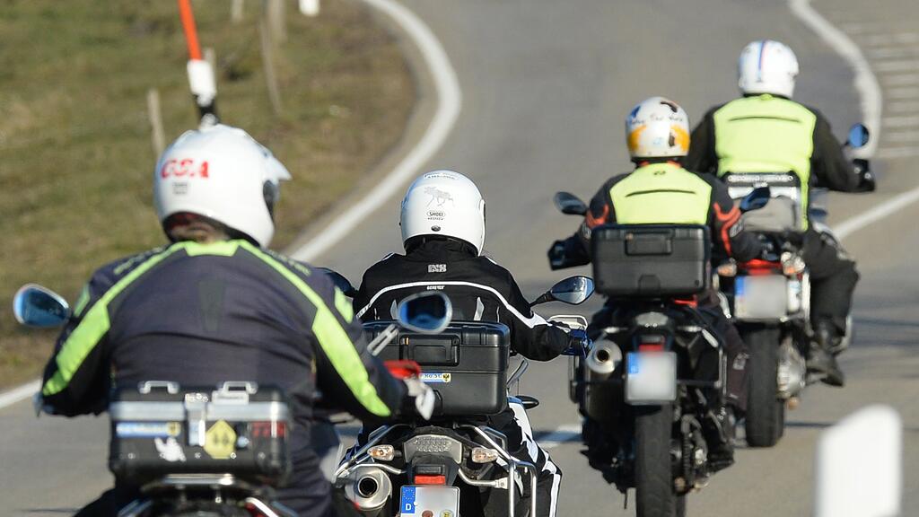 Immer mehr steigen im Sommer von Auto auf Motorrad um.