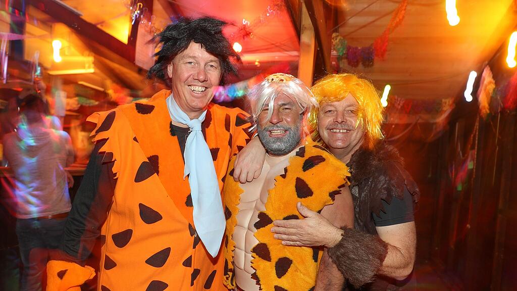 Ausgelassene Stimmung beim Schützen-Maskenball in Schleedorf.