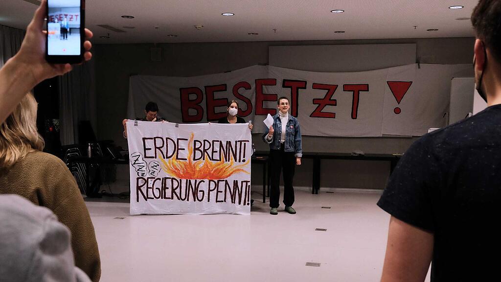 "Erde brennt": Klima-Aktivist:innen in Uni Salzburg