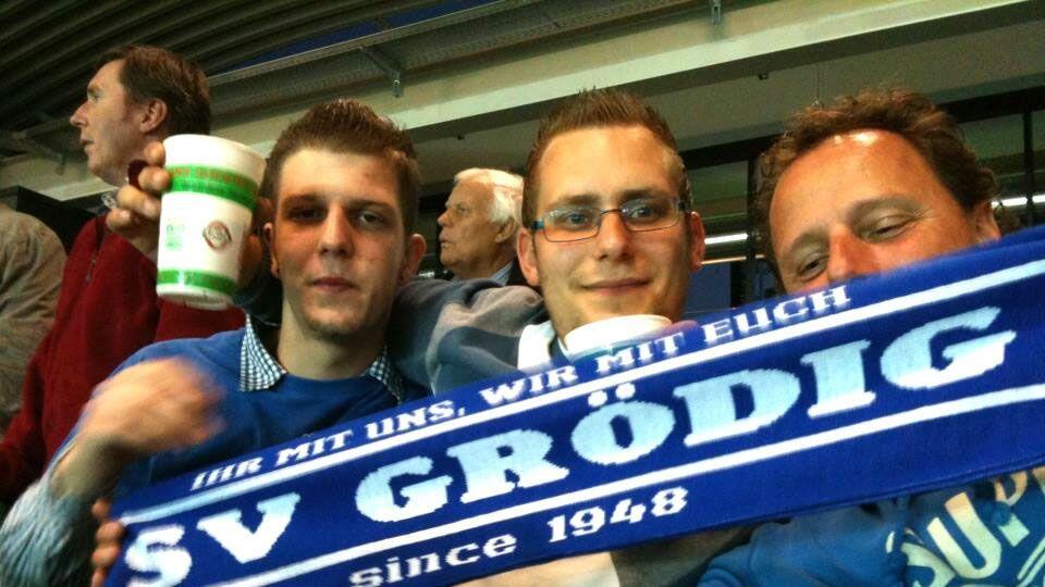 Die mitgereisten Grödig-Fans feiern den nächsten Auswärtssieg.