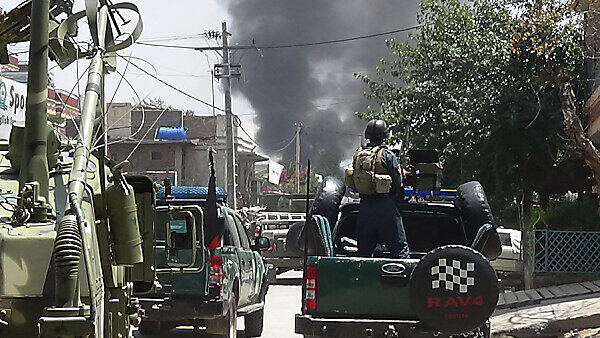 Sicherheitskräfte am Weg zum Angriffsziel in Jalalabad
