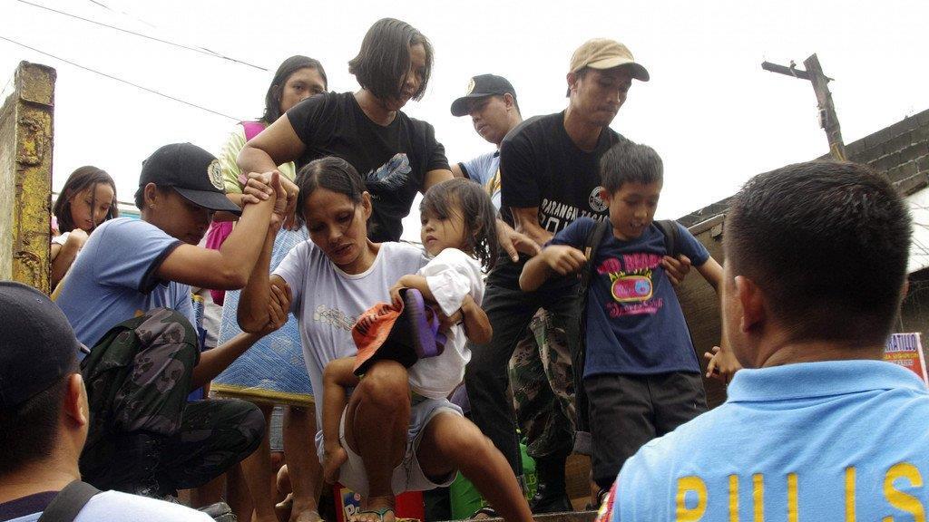 Super-Taifun Haiyan trifft Philippinen: Massenevakuierungen