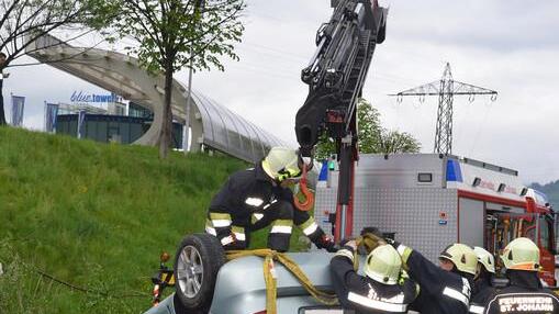 St. Johann: Pkw-Überschlag auf B311