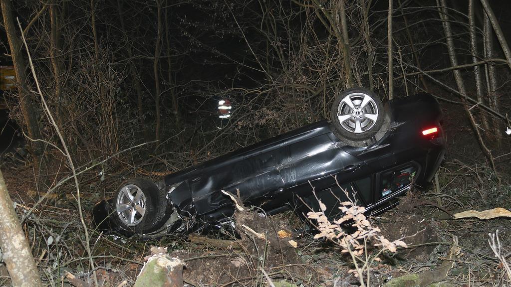 Unfall in Piding: 26-Jähriger überschlägt sich mit Pkw