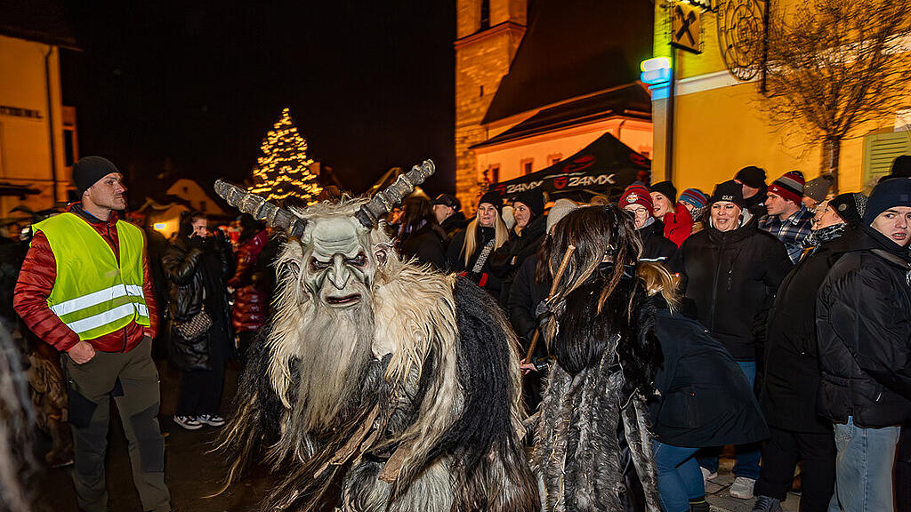 Krampuslauf im Ortszentrum, Großgmain