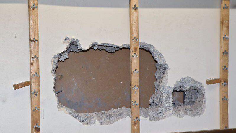 Die Einbrecher stemmten von dem Geschäft in Lehen aus ein Loch in die Wand.