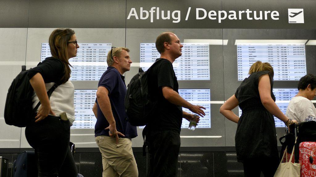 Passagiere warten nach technischen Problemen am Flughafen Wien