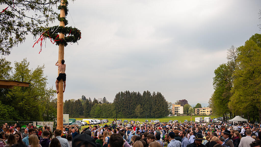 Maibaumaufstellen in Aigen