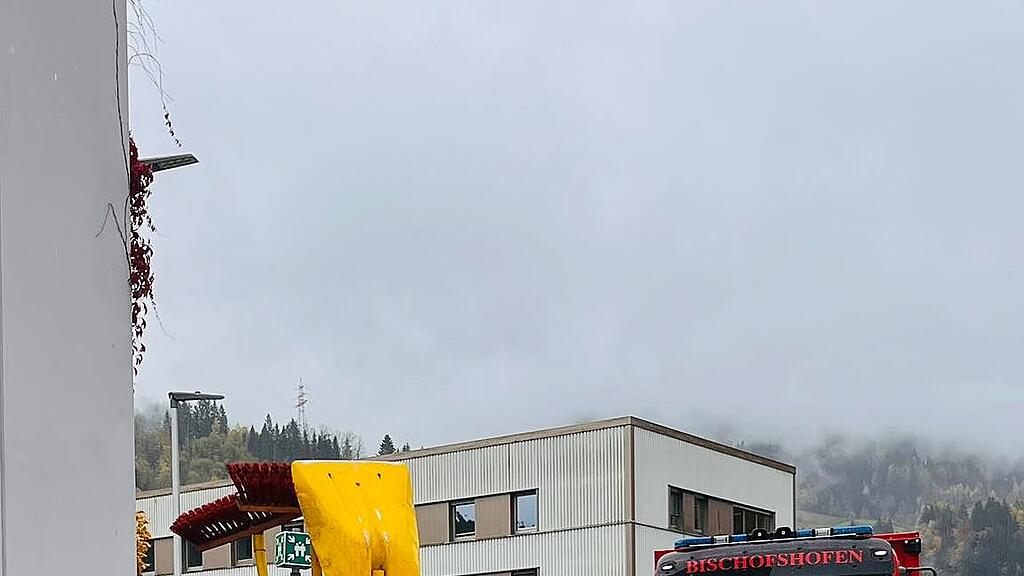Diesel-Austritt in Bischofener Liebherr-Werk hält Feuerwehr auf Trab