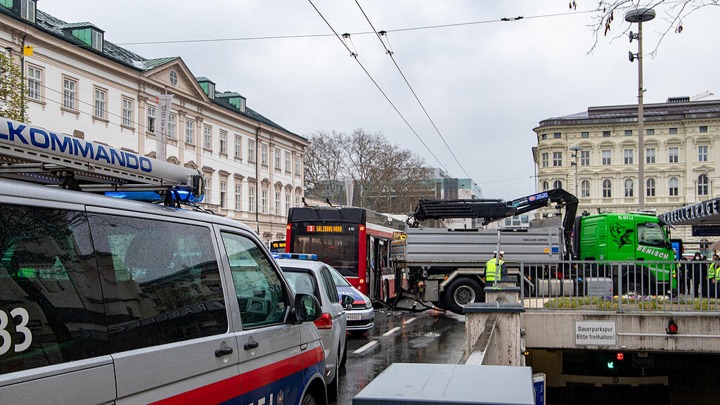Unfall Mirabellplatz Bus gegen Lkw