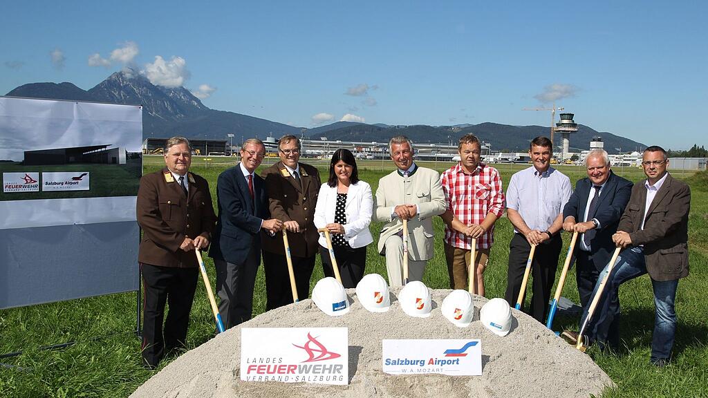 Im Bild von links: LFK Stv. Hermann Kobler, LH-Stv. Wilfried Haslauer, LFK Leo Winter, LHF Gabi Burgstaller, Gemeindebundpräsident Helmut Mödlhammer, Bull Bau Christian Schluder, Salzburg Airport AR Otmar Raus, Salzburg Airport GF Karl Heinz Bohl, Baufirma Bodner und Bereichsleiter NL Salzburg BM Markus Grünwald.
