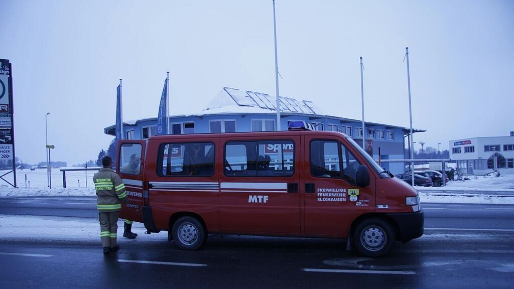 Die Feuerwehr musste die Ölspur in Elixhausen binden.