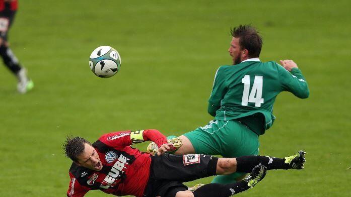 Abstiegskampf pur, im Regionalliga-Duell zwischen Anif (in Rot) und Wals-Grünau.