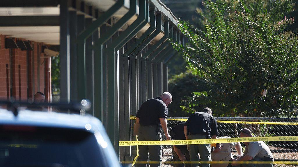 Jugendlicher schießt an US-Schule um sich