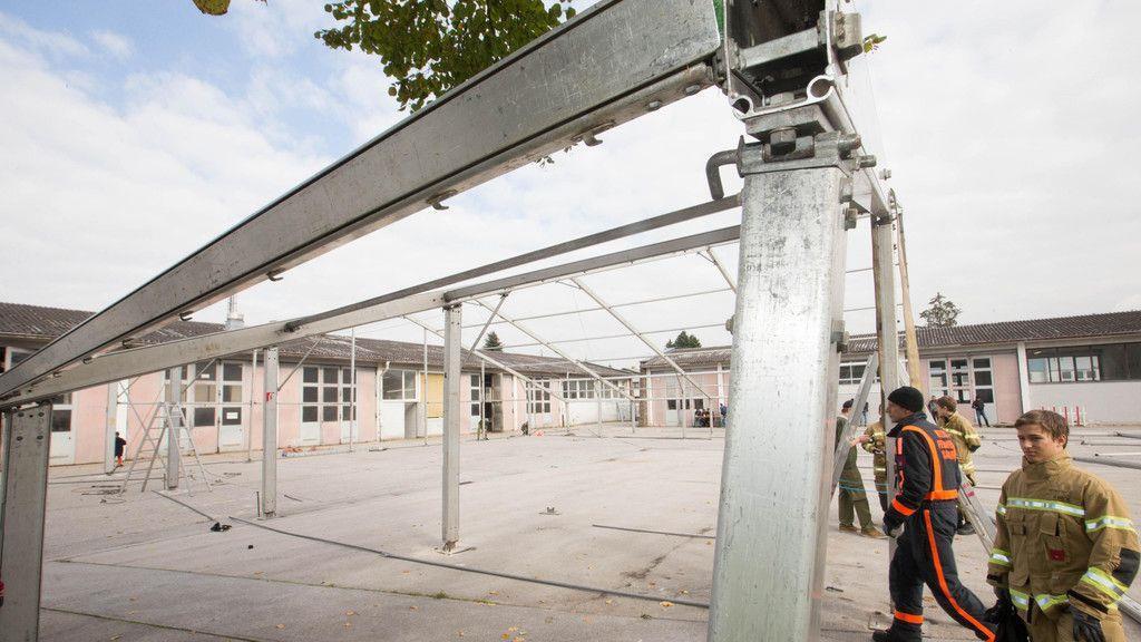 Zelte für Flüchtlinge in alter Autobahnmeisterei