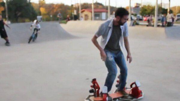 Vier Laubbläser bringen Mr Hoverboard von Ryan Craven zum Schweben.