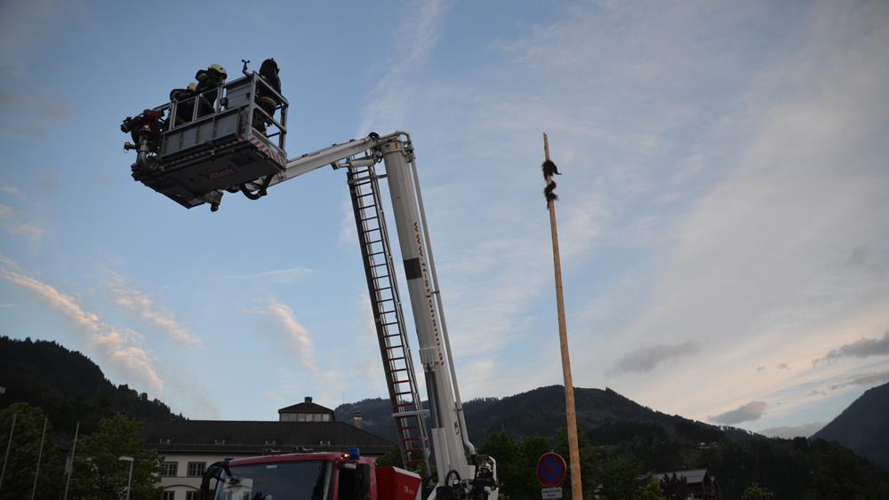 Sturm knickt Maibaum in St. Johann im Pongau