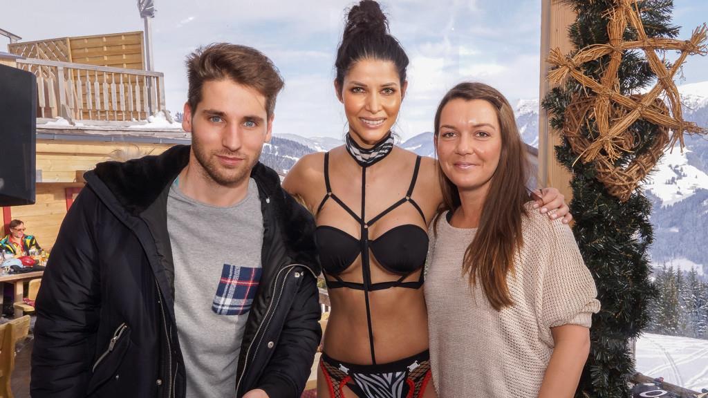 Micaela Schäfer ließ Fotos mit sich machen.